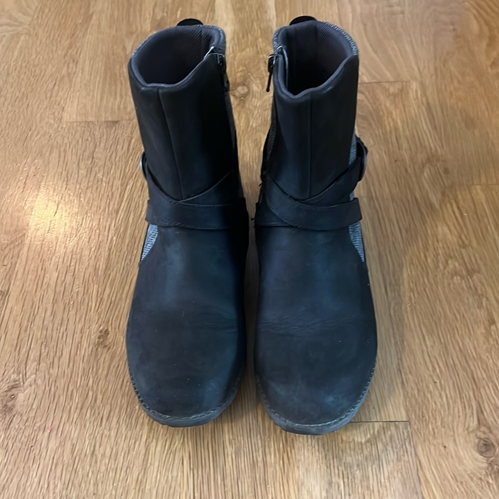 Eddie Bauer riding-boot inspired leather; black/gray